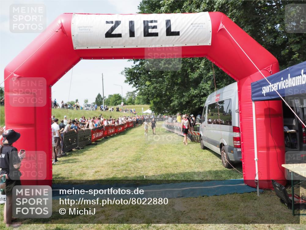 21.06.2025 - 27. Vierlanden-Triathlon MichiJ http://msf.ph/oto/8022880 15.06.2026 11:38:37 Ziel 484, 618 meine-sportfotos.de