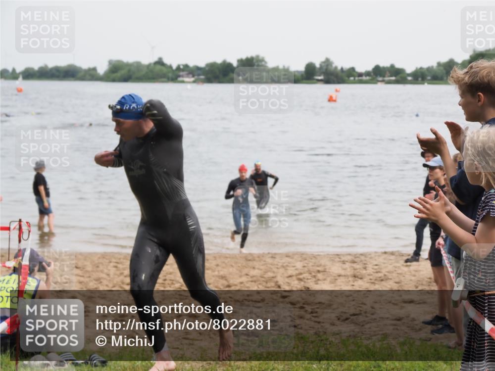 21.06.2025 - 27. Vierlanden-Triathlon MichiJ http://msf.ph/oto/8022881 15.06.2026 10:53:51 Schwimmen 650, 726, 757 meine-sportfotos.de
