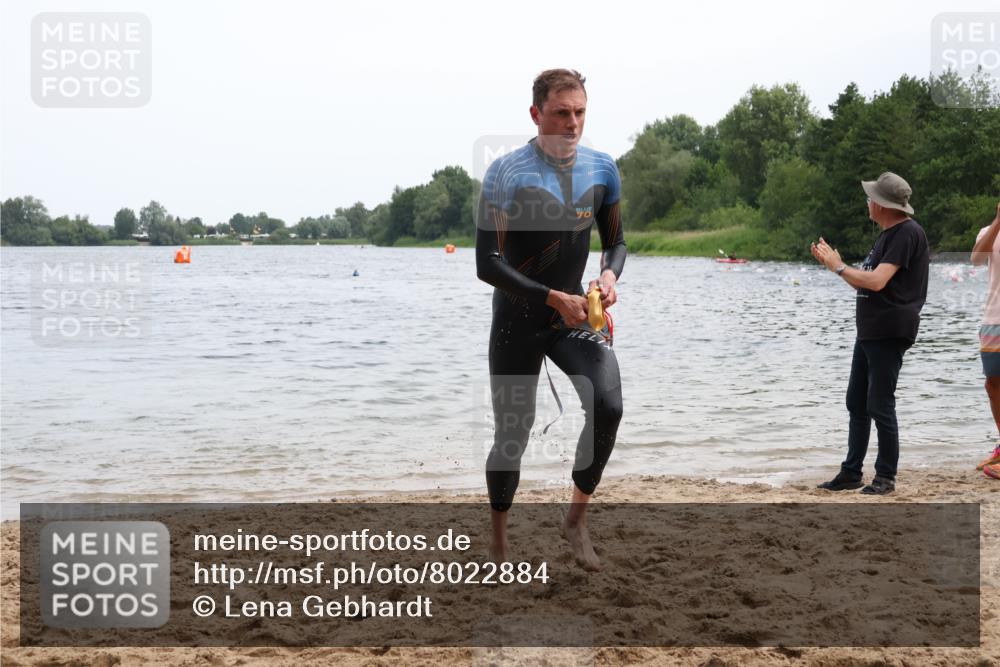 15.06.2025 - 27. Vierlanden-Triathlon Lena Gebhardt http://msf.ph/oto/8022884 15.06.2025 10:50:40 Schwimmen 753, 767 meine-sportfotos.de