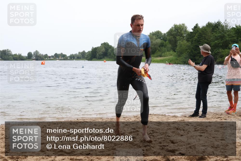 15.06.2025 - 27. Vierlanden-Triathlon Lena Gebhardt http://msf.ph/oto/8022886 15.06.2025 10:50:40 Schwimmen 753, 767 meine-sportfotos.de