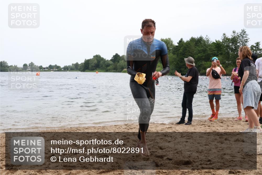 15.06.2025 - 27. Vierlanden-Triathlon Lena Gebhardt http://msf.ph/oto/8022891 15.06.2025 10:50:40 Schwimmen 753, 767 meine-sportfotos.de