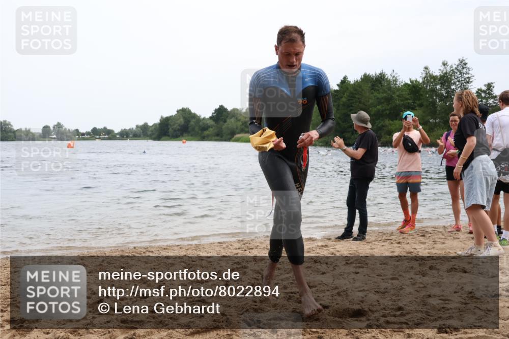 15.06.2025 - 27. Vierlanden-Triathlon Lena Gebhardt http://msf.ph/oto/8022894 15.06.2025 10:50:40 Schwimmen 753, 767 meine-sportfotos.de