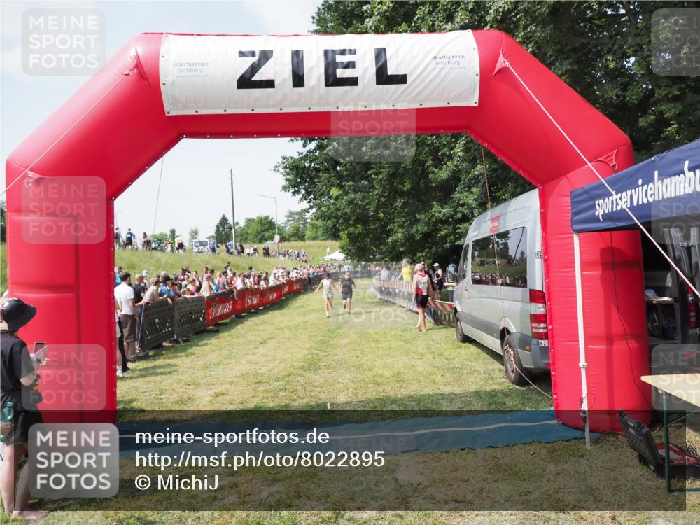 21.06.2025 - 27. Vierlanden-Triathlon MichiJ http://msf.ph/oto/8022895 15.06.2026 11:38:38 Ziel 484, 618 meine-sportfotos.de