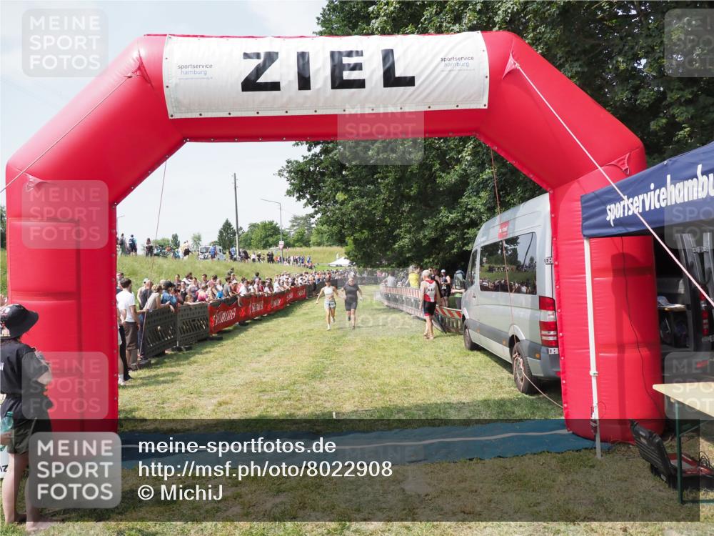 21.06.2025 - 27. Vierlanden-Triathlon MichiJ http://msf.ph/oto/8022908 15.06.2026 11:38:38 Ziel 484, 618 meine-sportfotos.de