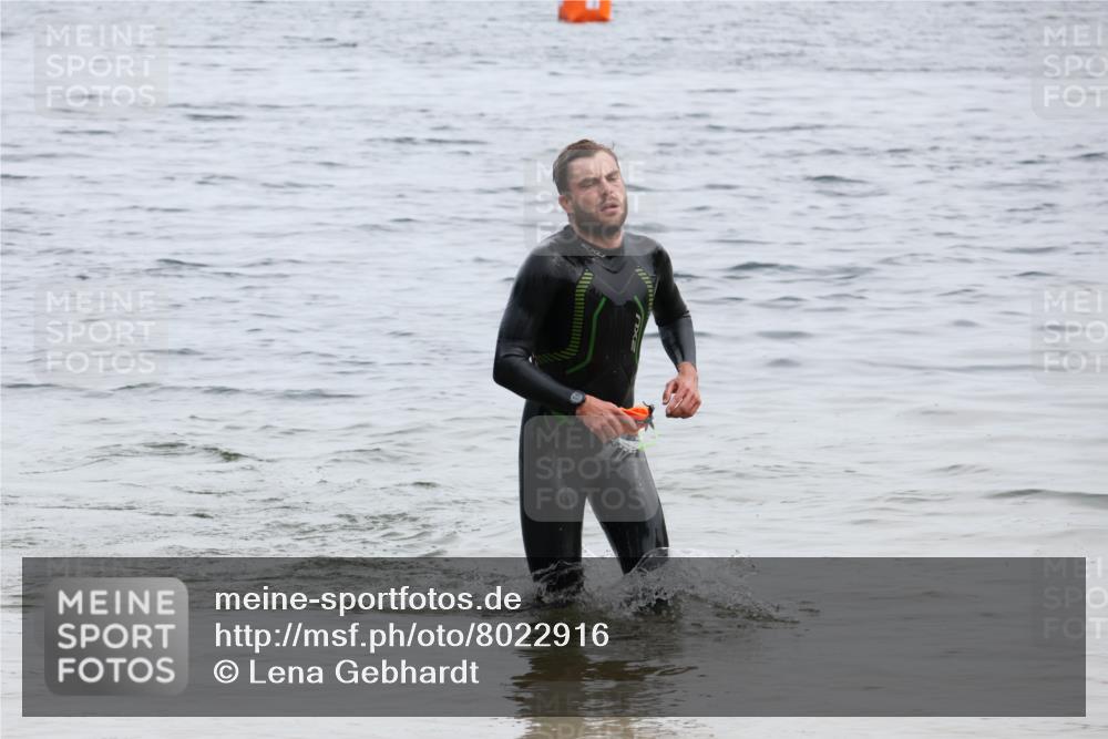 15.06.2025 - 27. Vierlanden-Triathlon Lena Gebhardt http://msf.ph/oto/8022916 15.06.2025 10:51:00 Schwimmen 775 meine-sportfotos.de