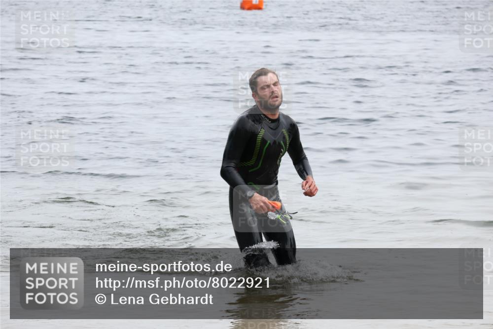 15.06.2025 - 27. Vierlanden-Triathlon Lena Gebhardt http://msf.ph/oto/8022921 15.06.2025 10:51:00 Schwimmen 775 meine-sportfotos.de