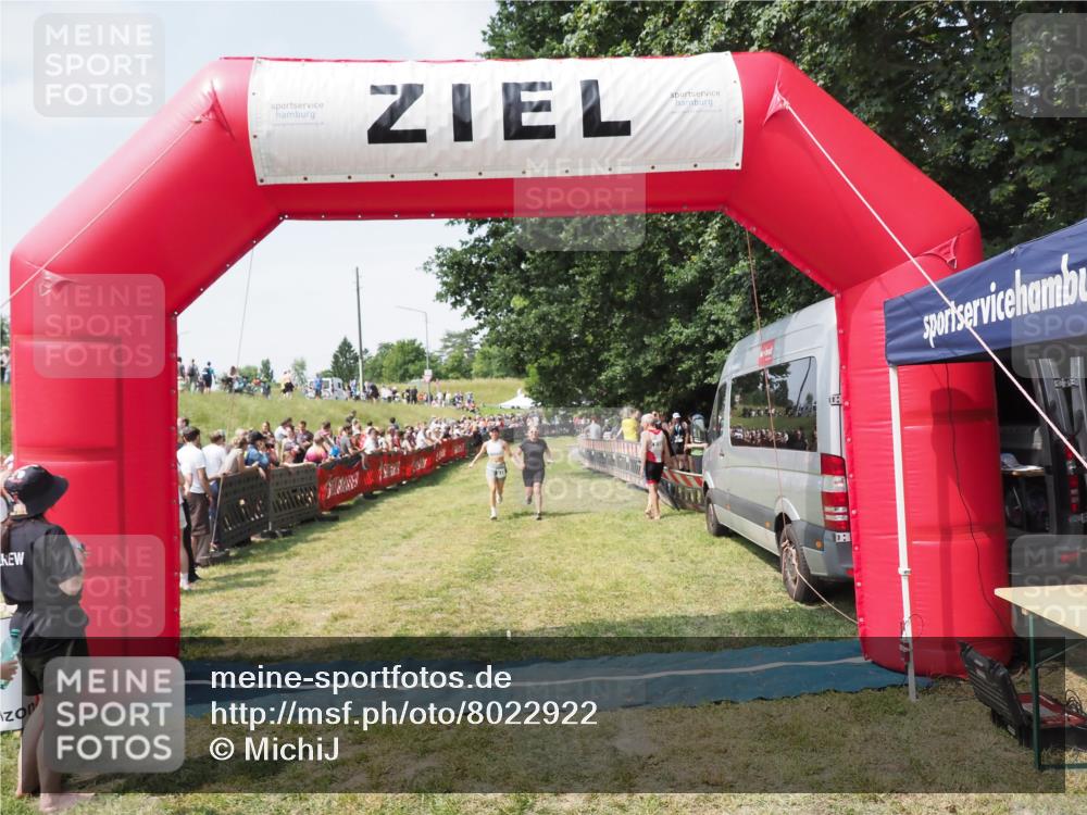21.06.2025 - 27. Vierlanden-Triathlon MichiJ http://msf.ph/oto/8022922 15.06.2026 11:38:39 Ziel 484, 618 meine-sportfotos.de