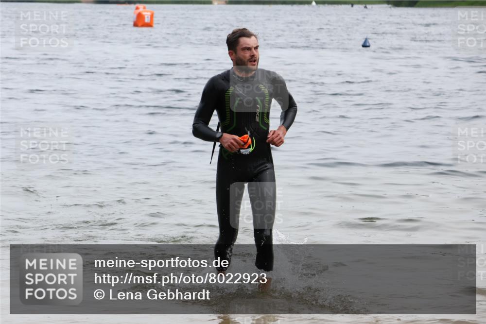 15.06.2025 - 27. Vierlanden-Triathlon Lena Gebhardt http://msf.ph/oto/8022923 15.06.2025 10:51:02 Schwimmen 775 meine-sportfotos.de