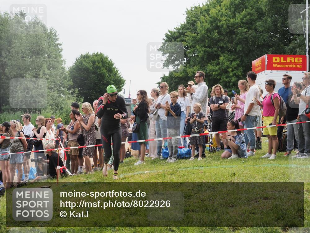 15.06.2025 - 27. Vierlanden-Triathlon KatJ http://msf.ph/oto/8022926 15.06.2025 10:55:39 Schwimmen 639, 656, 712, 736 meine-sportfotos.de