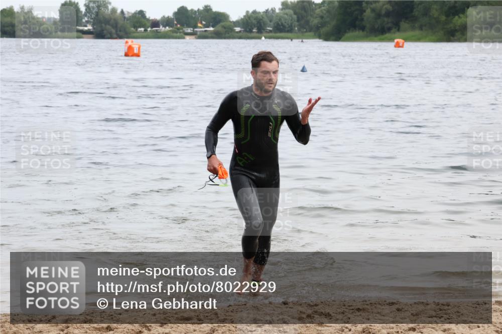 15.06.2025 - 27. Vierlanden-Triathlon Lena Gebhardt http://msf.ph/oto/8022929 15.06.2025 10:51:03 Schwimmen 775 meine-sportfotos.de