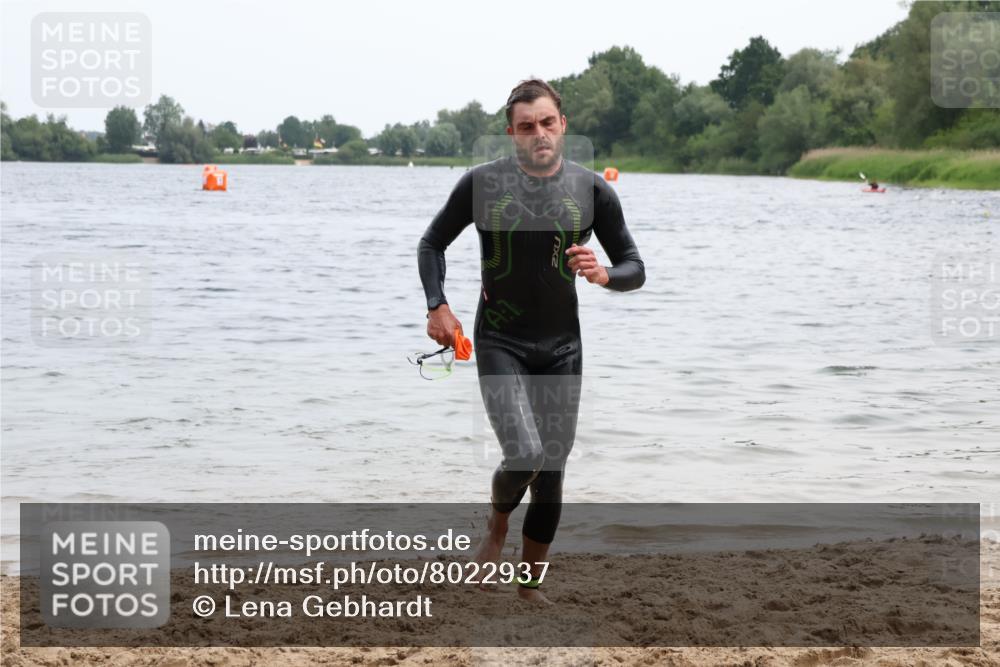 15.06.2025 - 27. Vierlanden-Triathlon Lena Gebhardt http://msf.ph/oto/8022937 15.06.2025 10:51:04 Schwimmen 775 meine-sportfotos.de