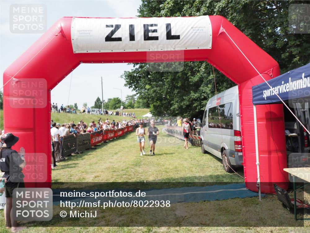 21.06.2025 - 27. Vierlanden-Triathlon MichiJ http://msf.ph/oto/8022938 15.06.2026 11:38:40 Ziel 484, 618 meine-sportfotos.de