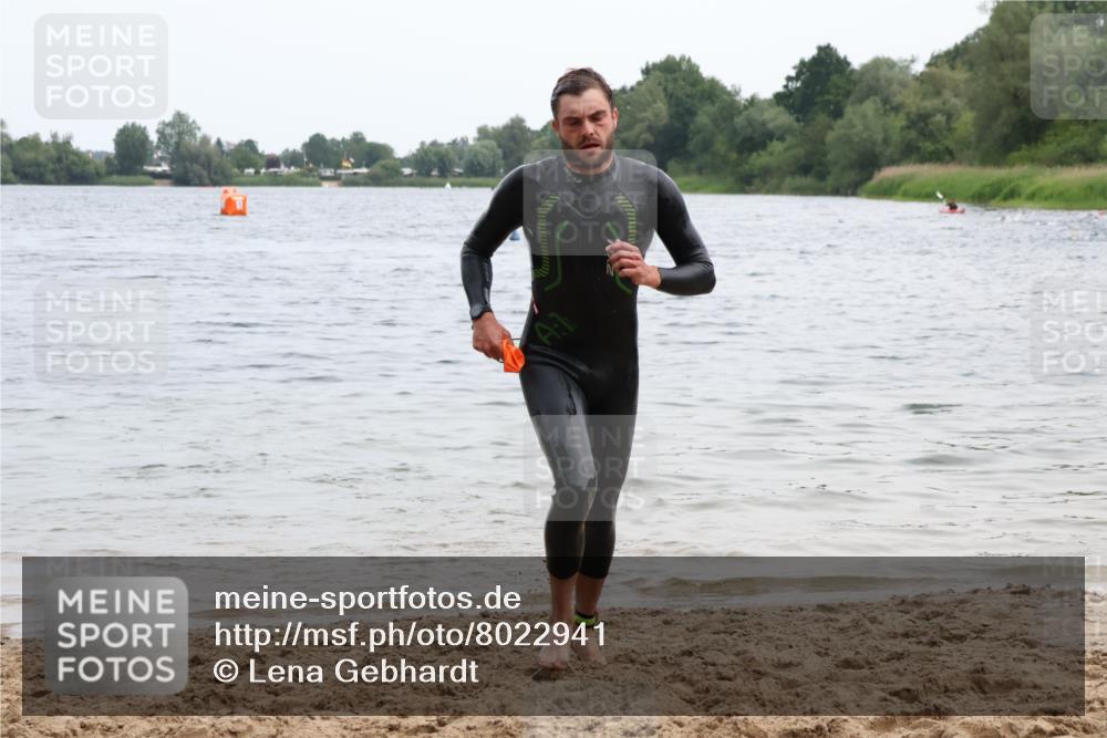 15.06.2025 - 27. Vierlanden-Triathlon Lena Gebhardt http://msf.ph/oto/8022941 15.06.2025 10:51:04 Schwimmen 775 meine-sportfotos.de