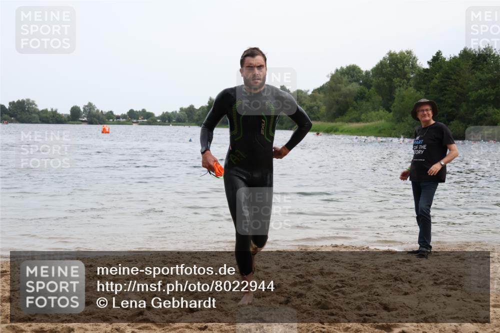 15.06.2025 - 27. Vierlanden-Triathlon Lena Gebhardt http://msf.ph/oto/8022944 15.06.2025 10:51:05 Schwimmen 775 meine-sportfotos.de