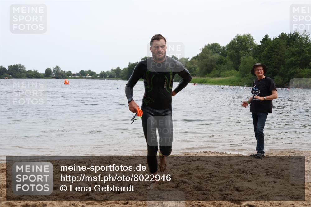 15.06.2025 - 27. Vierlanden-Triathlon Lena Gebhardt http://msf.ph/oto/8022946 15.06.2025 10:51:05 Schwimmen 775 meine-sportfotos.de