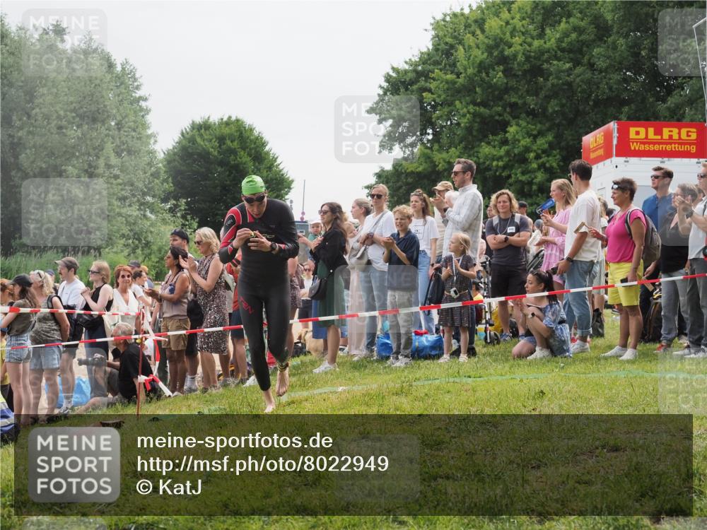 15.06.2025 - 27. Vierlanden-Triathlon KatJ http://msf.ph/oto/8022949 15.06.2025 10:55:39 Schwimmen 639, 656, 712, 736 meine-sportfotos.de