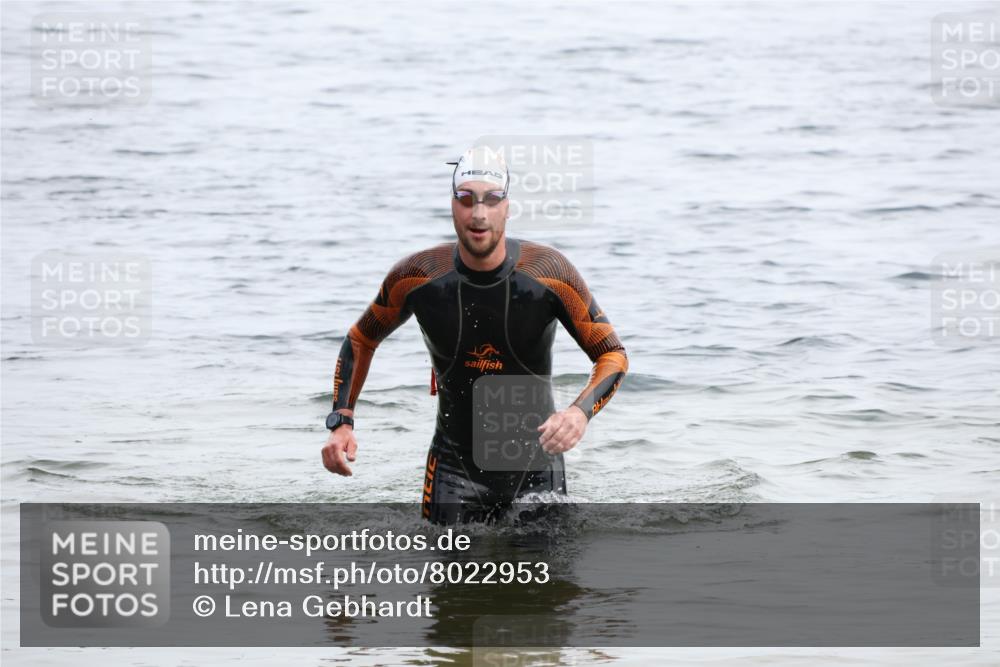15.06.2025 - 27. Vierlanden-Triathlon Lena Gebhardt http://msf.ph/oto/8022953 15.06.2025 10:51:33 Schwimmen 676 meine-sportfotos.de