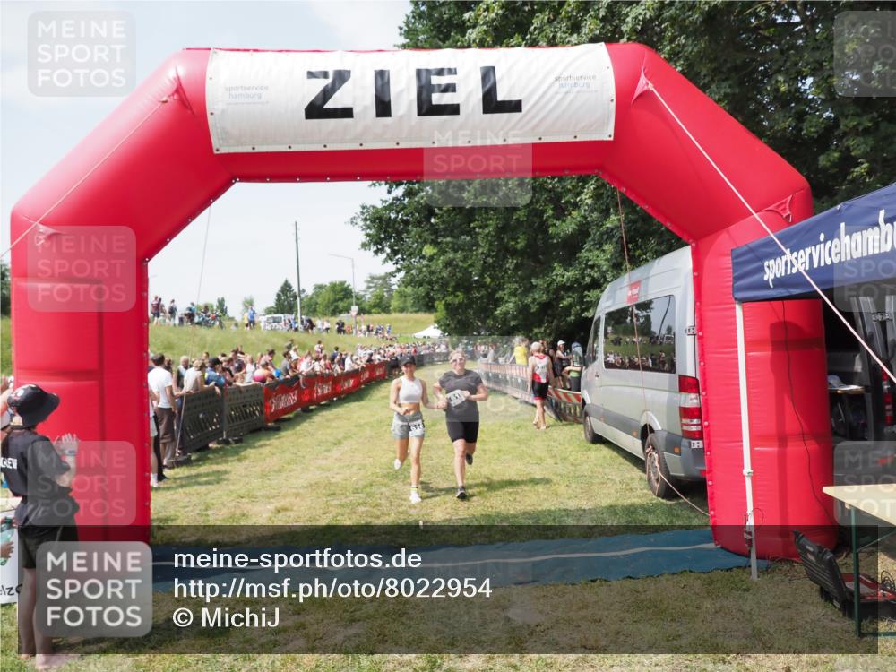 21.06.2025 - 27. Vierlanden-Triathlon MichiJ http://msf.ph/oto/8022954 15.06.2026 11:38:40 Ziel 484, 618 meine-sportfotos.de