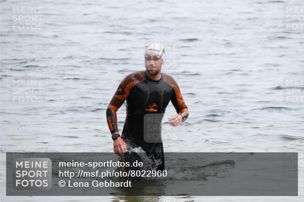 15.06.2025 - 27. Vierlanden-Triathlon Lena Gebhardt http://msf.ph/oto/8022960 15.06.2025 10:51:33 Schwimmen 676 meine-sportfotos.de