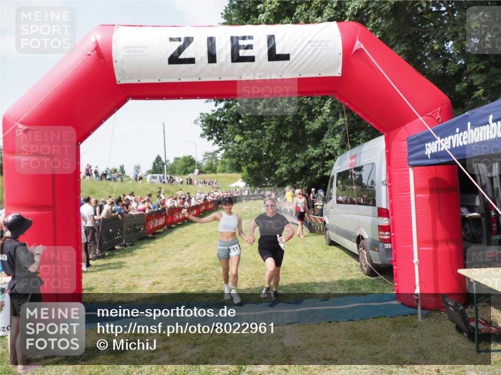 21.06.2025 - 27. Vierlanden-Triathlon MichiJ http://msf.ph/oto/8022961 15.06.2026 11:38:41 Ziel 618 meine-sportfotos.de