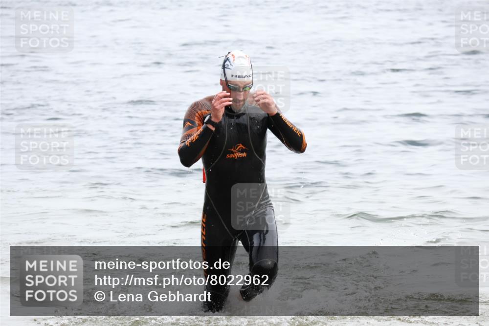 15.06.2025 - 27. Vierlanden-Triathlon Lena Gebhardt http://msf.ph/oto/8022962 15.06.2025 10:51:34 Schwimmen 676 meine-sportfotos.de