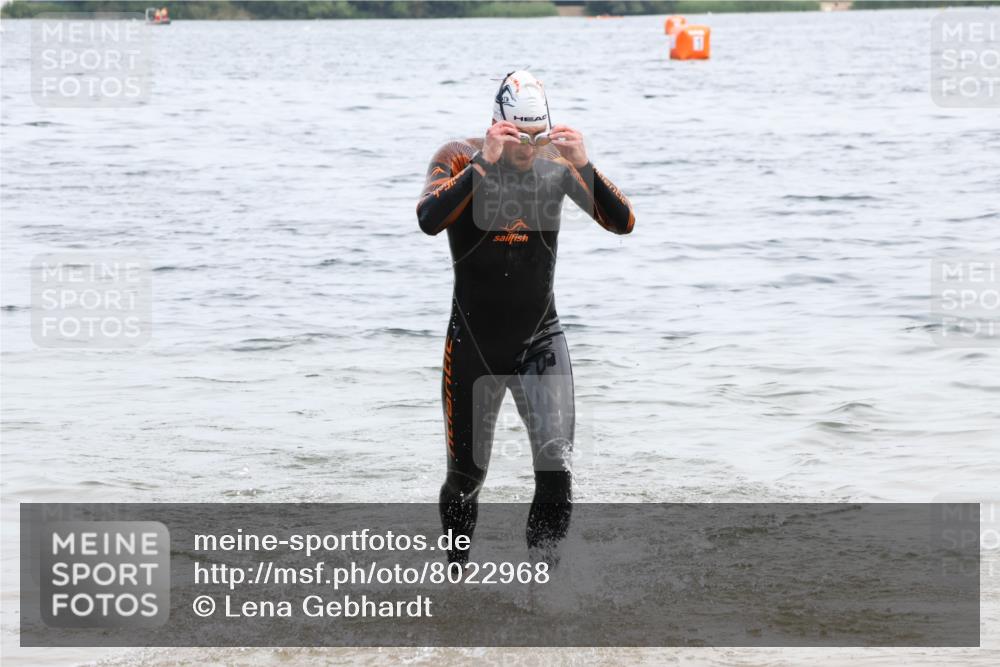 15.06.2025 - 27. Vierlanden-Triathlon Lena Gebhardt http://msf.ph/oto/8022968 15.06.2025 10:51:35 Schwimmen 676 meine-sportfotos.de