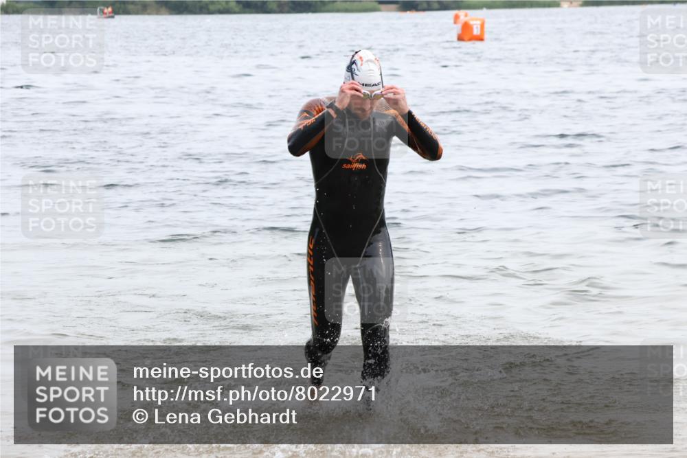 15.06.2025 - 27. Vierlanden-Triathlon Lena Gebhardt http://msf.ph/oto/8022971 15.06.2025 10:51:35 Schwimmen 676 meine-sportfotos.de