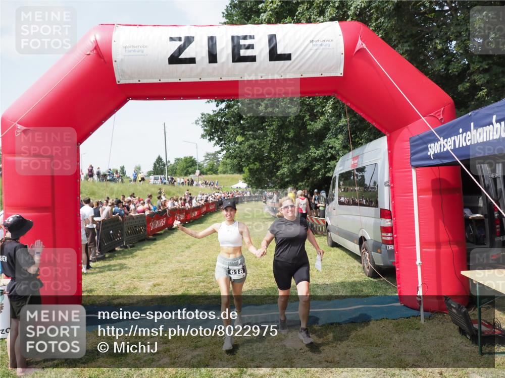21.06.2025 - 27. Vierlanden-Triathlon MichiJ http://msf.ph/oto/8022975 15.06.2026 11:38:41 Ziel 618 meine-sportfotos.de