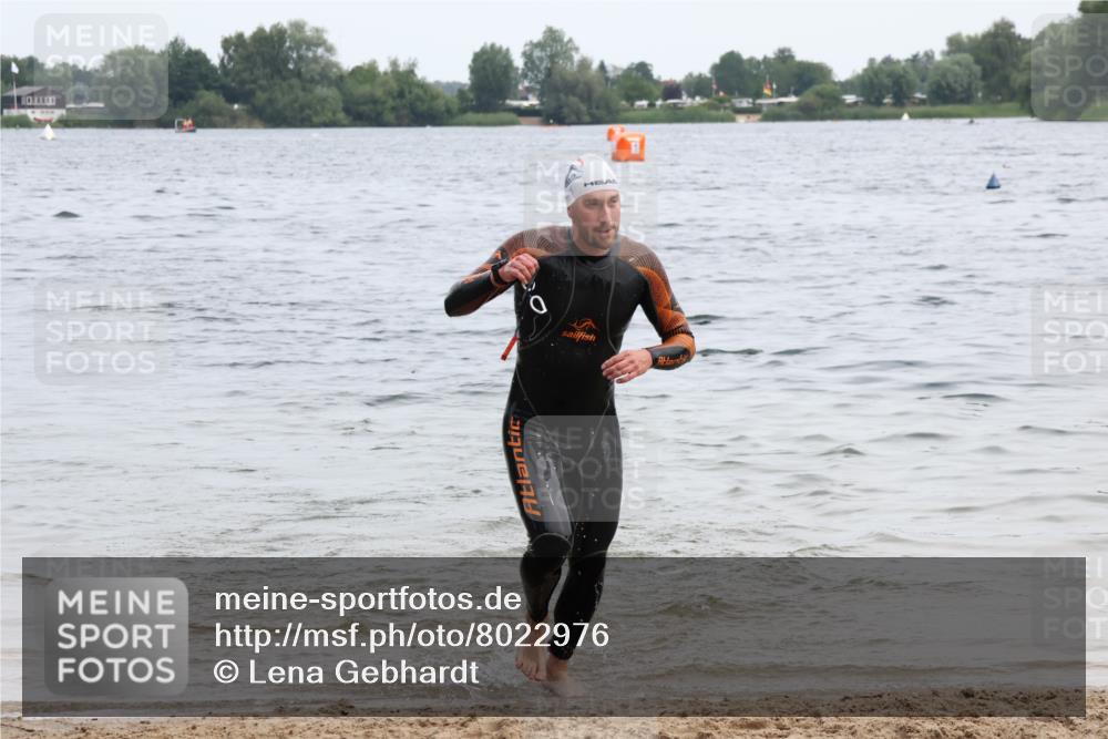 15.06.2025 - 27. Vierlanden-Triathlon Lena Gebhardt http://msf.ph/oto/8022976 15.06.2025 10:51:36 Schwimmen 676 meine-sportfotos.de