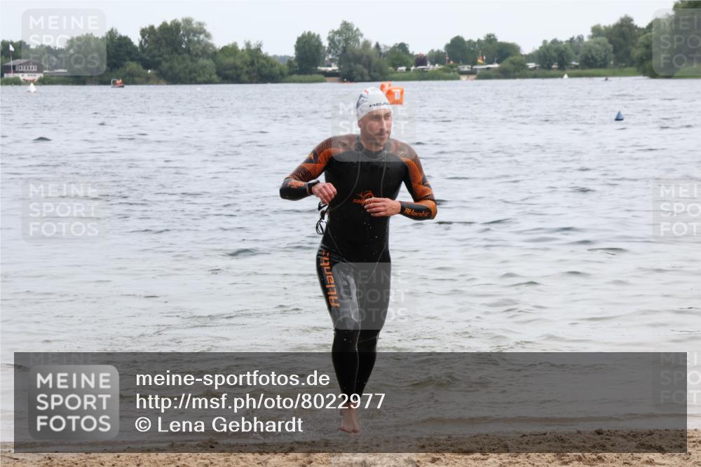 15.06.2025 - 27. Vierlanden-Triathlon Lena Gebhardt http://msf.ph/oto/8022977 15.06.2025 10:51:37 Schwimmen 676 meine-sportfotos.de