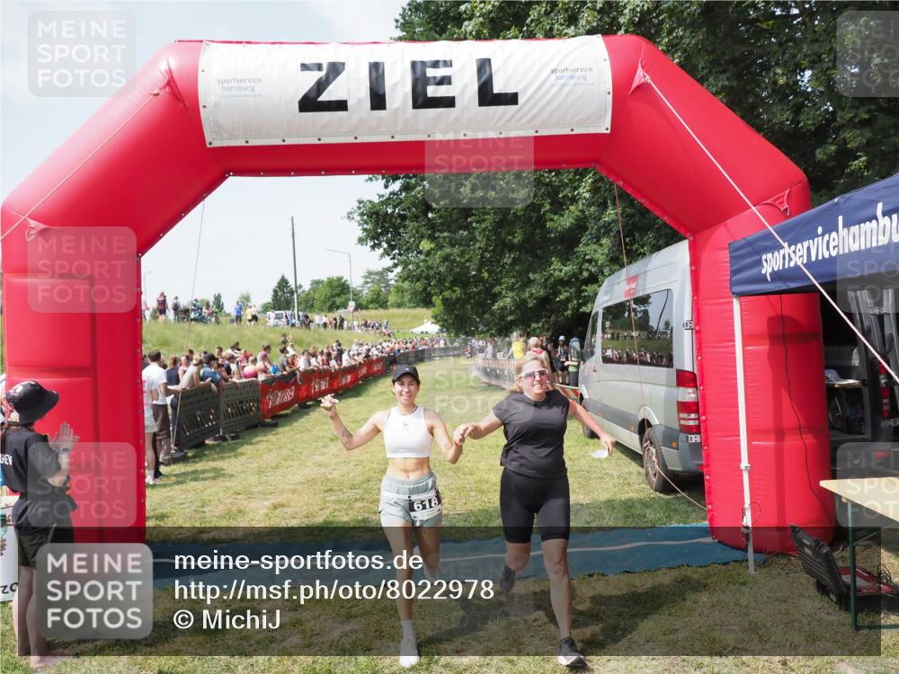 21.06.2025 - 27. Vierlanden-Triathlon MichiJ http://msf.ph/oto/8022978 15.06.2026 11:38:41 Ziel 618 meine-sportfotos.de