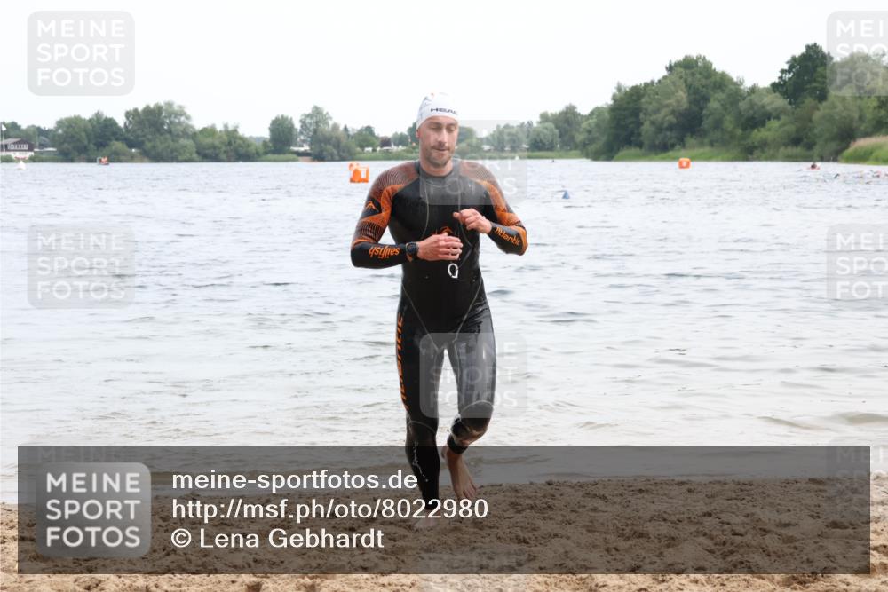15.06.2025 - 27. Vierlanden-Triathlon Lena Gebhardt http://msf.ph/oto/8022980 15.06.2025 10:51:38 Schwimmen 676 meine-sportfotos.de