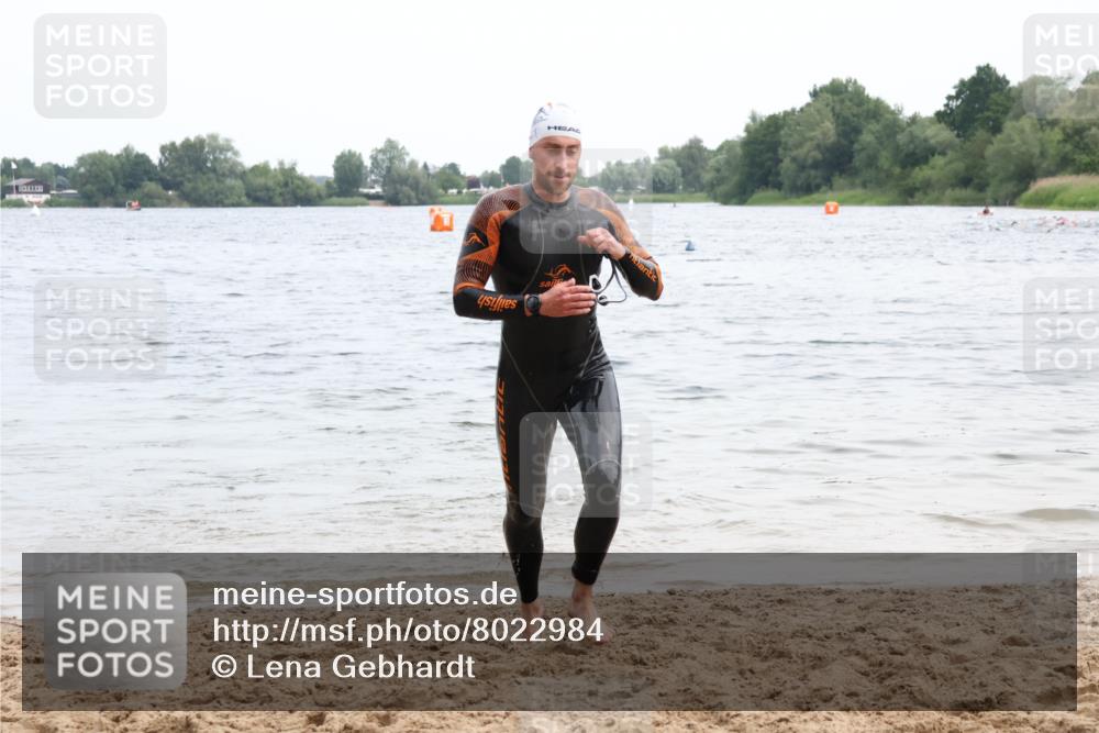 15.06.2025 - 27. Vierlanden-Triathlon Lena Gebhardt http://msf.ph/oto/8022984 15.06.2025 10:51:38 Schwimmen 676 meine-sportfotos.de