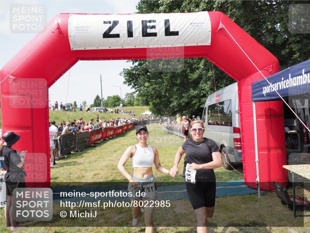21.06.2025 - 27. Vierlanden-Triathlon MichiJ http://msf.ph/oto/8022985 15.06.2026 11:38:42 Ziel 618 meine-sportfotos.de