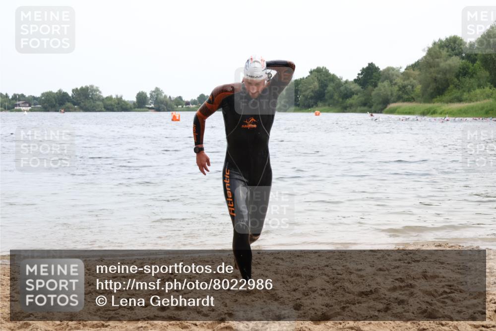 15.06.2025 - 27. Vierlanden-Triathlon Lena Gebhardt http://msf.ph/oto/8022986 15.06.2025 10:51:38 Schwimmen 676 meine-sportfotos.de