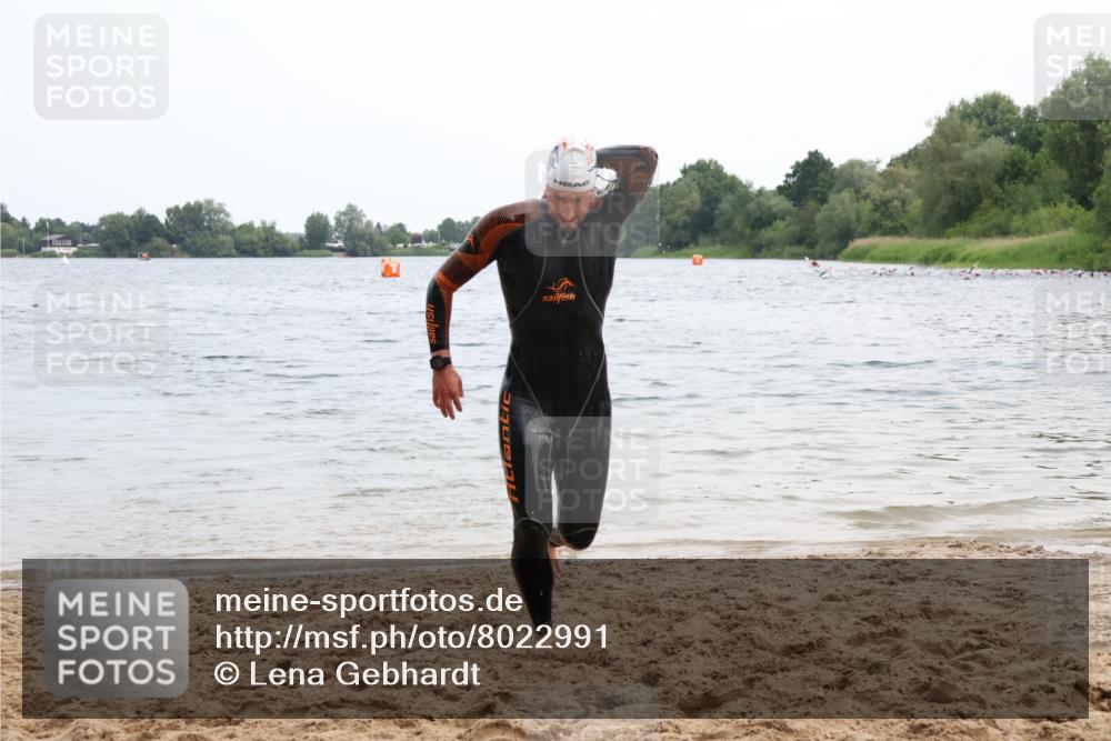 15.06.2025 - 27. Vierlanden-Triathlon Lena Gebhardt http://msf.ph/oto/8022991 15.06.2025 10:51:38 Schwimmen 676 meine-sportfotos.de