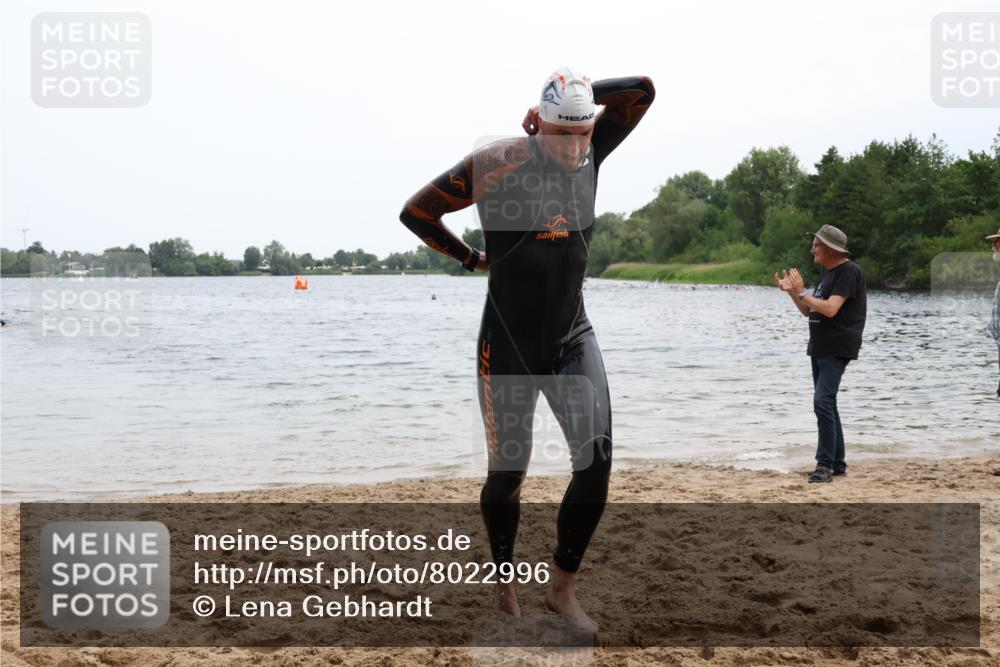15.06.2025 - 27. Vierlanden-Triathlon Lena Gebhardt http://msf.ph/oto/8022996 15.06.2025 10:51:39 Schwimmen 676 meine-sportfotos.de
