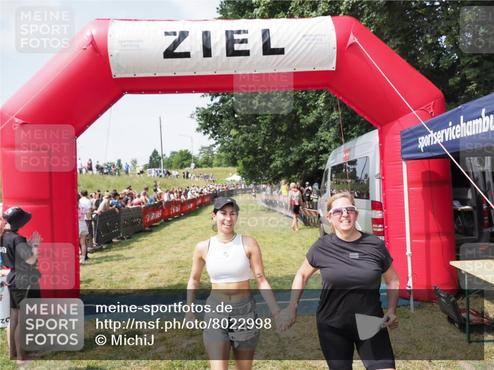 21.06.2025 - 27. Vierlanden-Triathlon MichiJ http://msf.ph/oto/8022998 15.06.2026 11:38:42 Ziel 618 meine-sportfotos.de