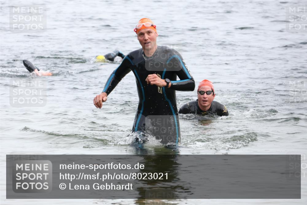 15.06.2025 - 27. Vierlanden-Triathlon Lena Gebhardt http://msf.ph/oto/8023021 15.06.2025 10:52:06 Schwimmen 693 meine-sportfotos.de