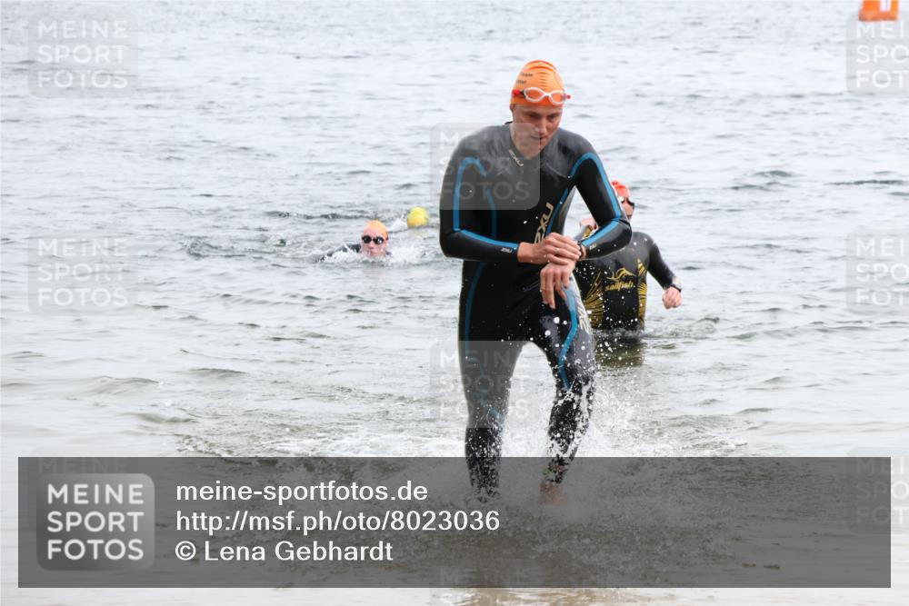 15.06.2025 - 27. Vierlanden-Triathlon Lena Gebhardt http://msf.ph/oto/8023036 15.06.2025 10:52:09 Schwimmen 652, 693 meine-sportfotos.de