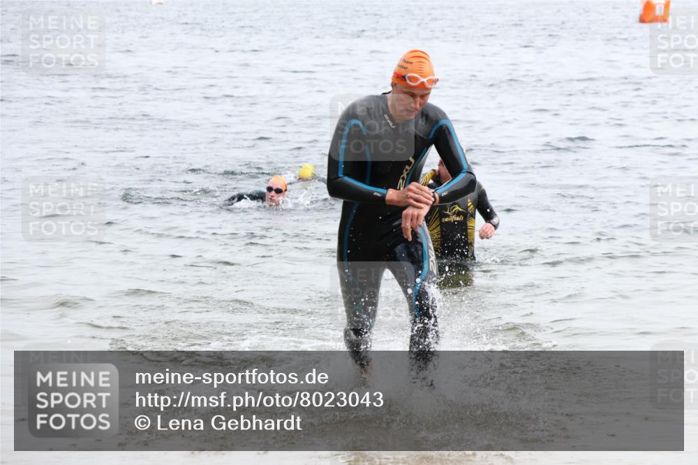 15.06.2025 - 27. Vierlanden-Triathlon Lena Gebhardt http://msf.ph/oto/8023043 15.06.2025 10:52:09 Schwimmen 652, 693 meine-sportfotos.de