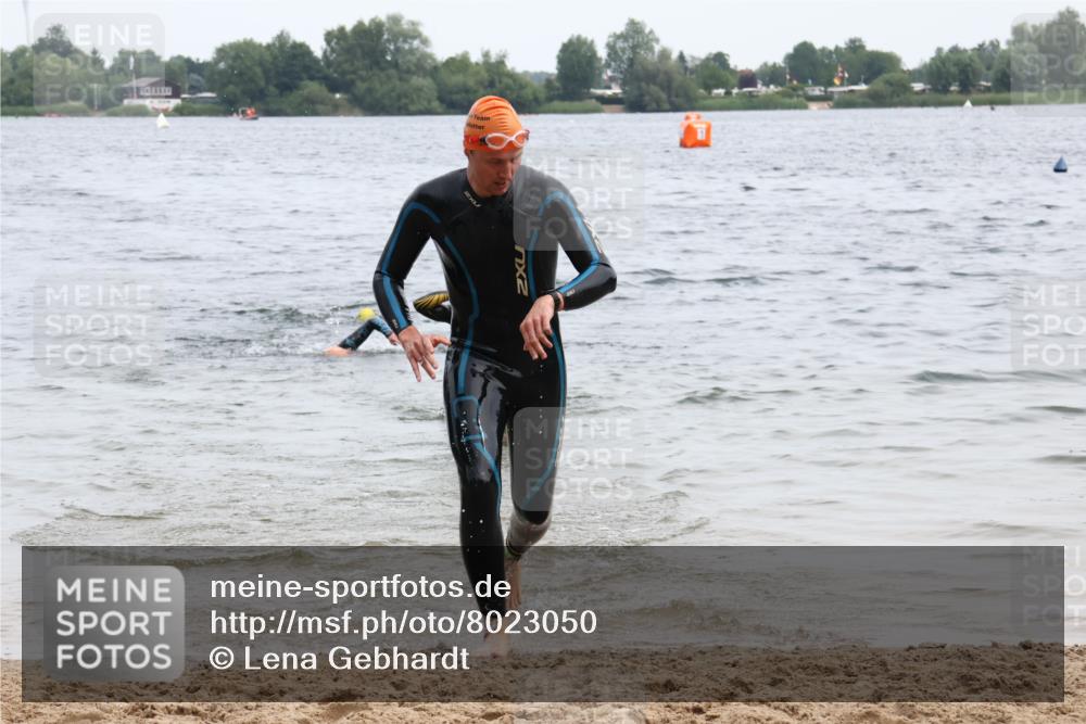 15.06.2025 - 27. Vierlanden-Triathlon Lena Gebhardt http://msf.ph/oto/8023050 15.06.2025 10:52:10 Schwimmen 652, 693 meine-sportfotos.de