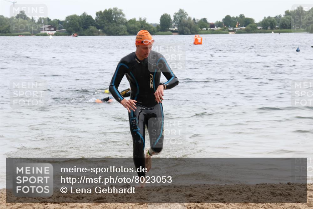 15.06.2025 - 27. Vierlanden-Triathlon Lena Gebhardt http://msf.ph/oto/8023053 15.06.2025 10:52:10 Schwimmen 652, 693 meine-sportfotos.de