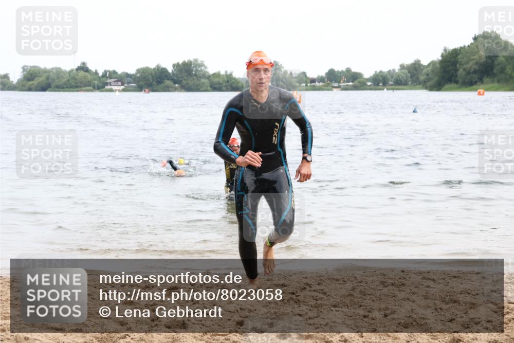 15.06.2025 - 27. Vierlanden-Triathlon Lena Gebhardt http://msf.ph/oto/8023058 15.06.2025 10:52:11 Schwimmen 652, 693, 759 meine-sportfotos.de