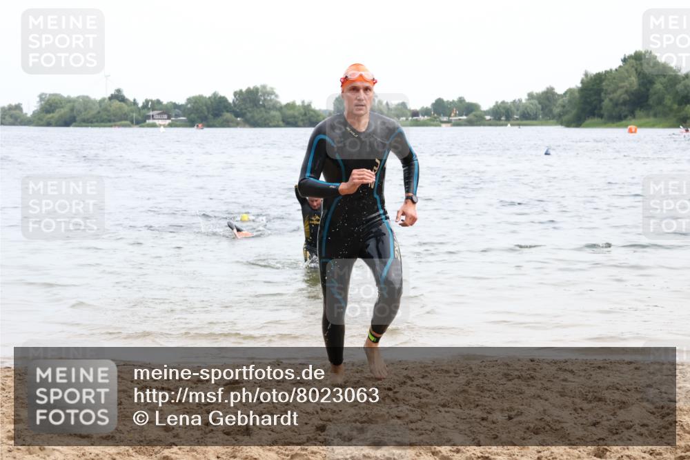 15.06.2025 - 27. Vierlanden-Triathlon Lena Gebhardt http://msf.ph/oto/8023063 15.06.2025 10:52:11 Schwimmen 652, 693, 759 meine-sportfotos.de