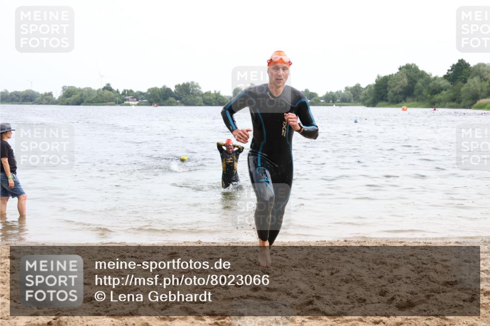 15.06.2025 - 27. Vierlanden-Triathlon Lena Gebhardt http://msf.ph/oto/8023066 15.06.2025 10:52:12 Schwimmen 652, 693, 759 meine-sportfotos.de