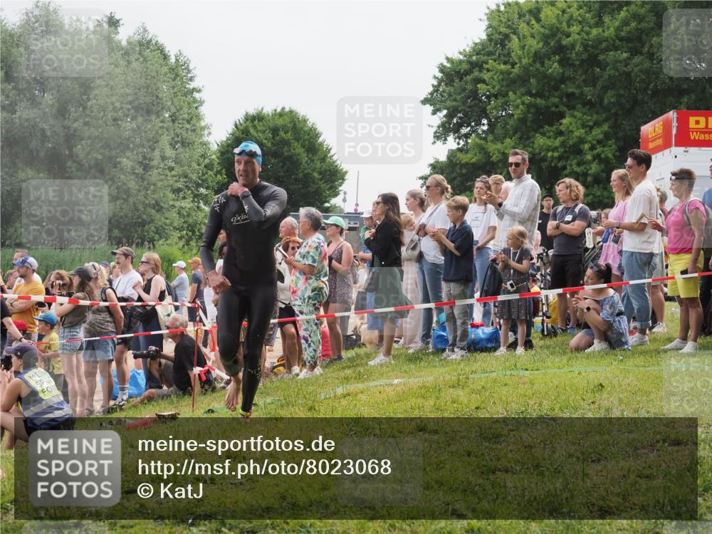 15.06.2025 - 27. Vierlanden-Triathlon KatJ http://msf.ph/oto/8023068 15.06.2025 10:55:46 Schwimmen 712, 736 meine-sportfotos.de