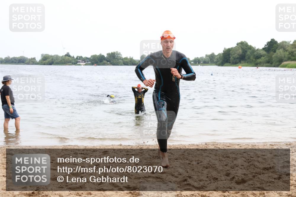 15.06.2025 - 27. Vierlanden-Triathlon Lena Gebhardt http://msf.ph/oto/8023070 15.06.2025 10:52:12 Schwimmen 652, 693, 759 meine-sportfotos.de