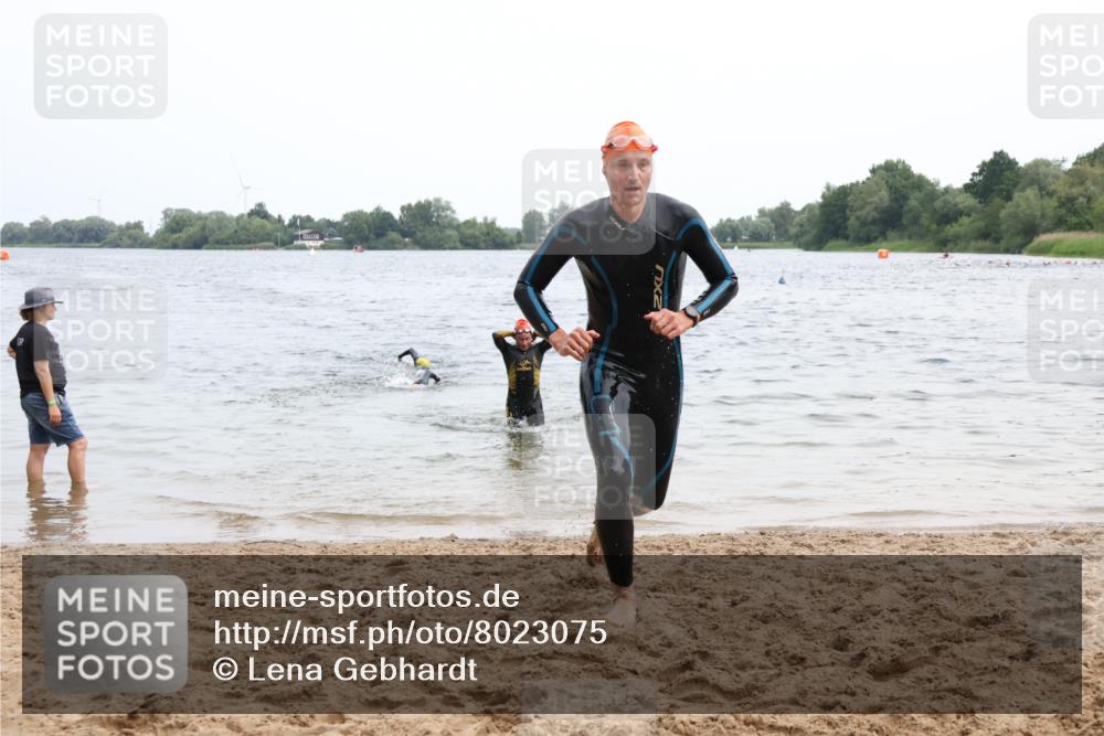 15.06.2025 - 27. Vierlanden-Triathlon Lena Gebhardt http://msf.ph/oto/8023075 15.06.2025 10:52:12 Schwimmen 652, 693, 759 meine-sportfotos.de