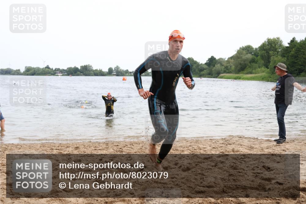 15.06.2025 - 27. Vierlanden-Triathlon Lena Gebhardt http://msf.ph/oto/8023079 15.06.2025 10:52:12 Schwimmen 652, 693, 759 meine-sportfotos.de